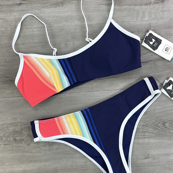☀️RIP CURL☀️ SAYULITA STRIPE CROP
SAYULITA STRIPE CHEEKY BIKINI SET - Picture 5 of 13